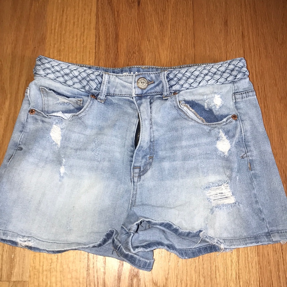 Light jean shorts!